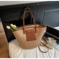 Beige Stroh-Tragetasche mit braunen Ledergriffen und Fronttasche für den Sommerurlaub - Khaki