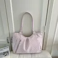 Sac fourre-tout rose clair avec texture perforée et détails de rivets argentés en PU - Rose