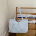 Sac fourre-tout bleu clair à pois avec poche zippée et anneaux métalliques élégants - Bleu
