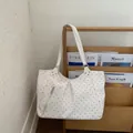 Grand sac cabas blanc à pois noirs avec fermeture éclair argentée accroché au bois - Blanc