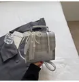 Bolso bandolera vintage de cuadros plateados con lazo de perlas y dije encaje - Plata Con Colgante