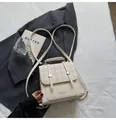 Mochila retro de cuadros blanco crema en cuero sintético con hebillas de metal - Blanco Arroz (Sin Colgante)
