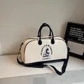 Bolso de viaje retro en crema y azul marino con estampado de vela y correa ancha - Blanco Roto