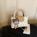 Sac à main élégant à pois avec garniture en cuir et breloque peluche sur fond texturé - Sans pendentif / Kaki