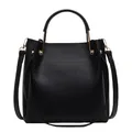Borsa a secchiello nera minimalista con manico tondo dorato e finitura in pelle opaca - Nero