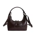 Dunkelbraune Crescent Hobo-Tasche mit glänzender Faltenstruktur und Silberbeschlägen - Braun