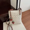 Sac bandoulière en crochet blanc cassé avec pendentifs fraises et cuir marron - Avec Pendentif / Blanc Cassé