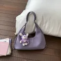 Sac dumpling plissé violet avec bandoulière tressée et breloque lapin sur un oreiller - Sans pendentif / Violet
