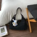 Sac croissant noir plissé avec poignée tressée et charmant lapin en peluche blanc - Sans pendentif / Noir