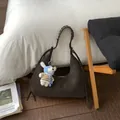 Sac hobo marron foncé avec bandoulière tressée et charmant lapin blanc en peluche - Sans pendentif / Marron