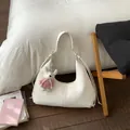 Sac croissant blanc minimaliste avec bandoulière tressée et charme lapin mignon - Blanc