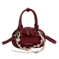 Borsa a tracolla ovale rosso scuro in finta pelle lucida con ciondolo decorativo - Rosso