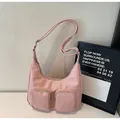 Sac hobo en cuir PU rose avec poches zippées et bandoulière large réglable - Rose
