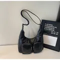 Sac hobo demi-lune noir moderne en similicuir avec deux poches zippées argentées - Noir