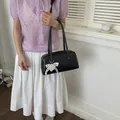 Klassische schwarze Leder-Unterarmtasche mit weißem Perlen-Schleifen-Anhänger für den Alltag - Mit Anhänger / Schwarz