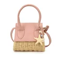 Roze kunstlederen en stro geweven crossbodytas met zeester hanger op witte achtergrond - Roze