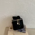 Detailansicht der schwarzen Samttasche mit Steppmuster, Goldkette und Samtschleife - Schwarz