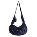 Dunkelblaue Schultertasche mit weißen Punkten, Halbmondform und gerafften Details - Marineblau