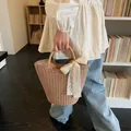Sac fourre-tout en paille de style français avec nœud en dentelle blanche par mannequin - Kaki