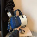 Τσάντα μπόουλινγκ από μπλε τζιν και υπόλευκο δέρμα με χρυσές λεπτομέρειες και λουράκι - Μπλε και Άσπρο