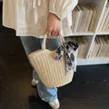 Grand sac cabas en paille tressée beige orné d'un foulard décoratif en soie noir et blanc - Blanc Cassé