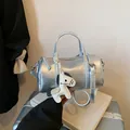 Borsa Boston argento metallizzato con ciondolo a cavallo e tracolla rimovibile su libri - Argento
