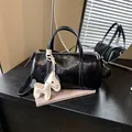Borsa Boston nera lucida con texture stropicciata e ciondolo a forma di cavallino - Senza Ciondolo / Nero