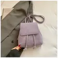 Detail eines hellvioletten Kunstleder-Rucksacks mit Kordelzug und Vintage-Textur - Lila