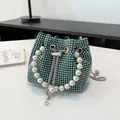 Dunkelgrüne Eimertasche mit silbernen Strasssteinen und Perlengriff mit Kette - Vollperlen-Griff Stil / Grün