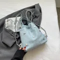 Borsa a tracolla in denim azzurro con borchie a cuore argentate e coulisse trendy - Azzurro