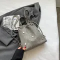 Borsa a secchiello grigia in denim con borchie e ciondolo a cuore su catena - Grigio