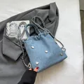 Zaino in denim azzurro con coulisse, spallacci a catena argento e borchie metalliche - Blu