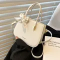 Mini borsa tote bianca motivo litchi con foulard di seta e tracolla rimovibile - Beige