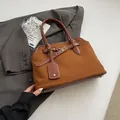 Bolso de hombro retro en gamuza tostada con correas de cuero marrón y ojales metálicos - Marrón Sin Colgante