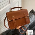 Bolso vintage de cuero PU marrón con hebillas doradas y correa de hombro ajustable - Marrón