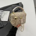 Schicke kleine Tweed-Tasche in Beige mit Pailletten und goldener Metallkugelkette - Groß / Gebrochenes Weiß
