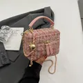 Rosa Tweed-Koffer-Handtasche mit goldener Kette und elegantem Griff für Damen - Groß / Altrosa