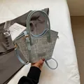 Sac seau tissé bleu et blanc avec bordure en cuir bleu clair et logo en métal doré - Bleu sans pendentif