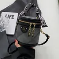 Sac seau en denim gris avec bordure en cuir noir et poignée écharpe à carreaux - Noir sans Pendentif