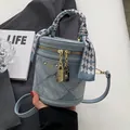 Sac seau cylindre en denim bleu et cuir avec poignée foulard à carreaux et détails dorés - Bleu Sans Pendentif