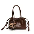 Sac à main marron foncé brillant plissé avec un charme cœur en peluche léopard - Marron