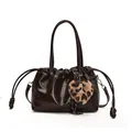 Sac à main marron foncé en cuir brillant avec design plissé et charm léopard tendance - Marron