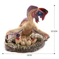 Detail van Oviraptor dinosaurusmodel met nest en eieren van 10,5 cm bij 14 cm groot - Roze