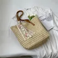 Beigefarbene Stroh-Tote-Bag mit braunen Ledergriffen und rotem Blumen-Spitzen-Dekor - Weiß
