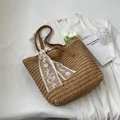 Dunkelbraune Strohtasche mit roter Blumenstickerei, Spitzenschal und Ledergriffen - Khaki
