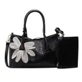 Bolso tote tejido negro de moda con amuleto de flor blanca y monedero a juego - Negro