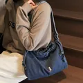 Grande borsa tote in denim blu con chiusura a coulisse e tracolla per il pendolarismo quotidiano - Blu scuro