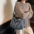 Borsa tote in denim lavato blu con chiusura arricciata e tracolla larga regolabile - Azzurro