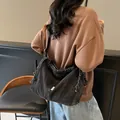 Grande borsa tote in denim lavato nero con coulisse e tracolla regolabile e logo - Nero