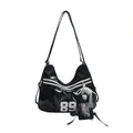 Schicke schwarze Lack-Hobo-Tasche mit weißer Zahl 89 und dekorativem Perlen-Herz-Anhänger - Schwarz - Ohne Anhänger